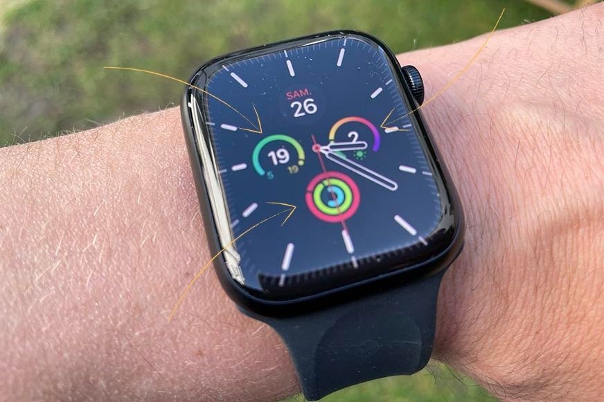 Man sieht ein individualisiertes Watchface auf der Apple Watch 7. 